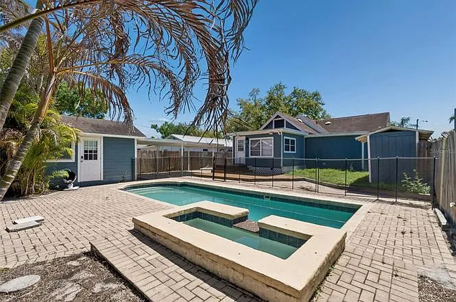 310 E Paris St — Photo 21