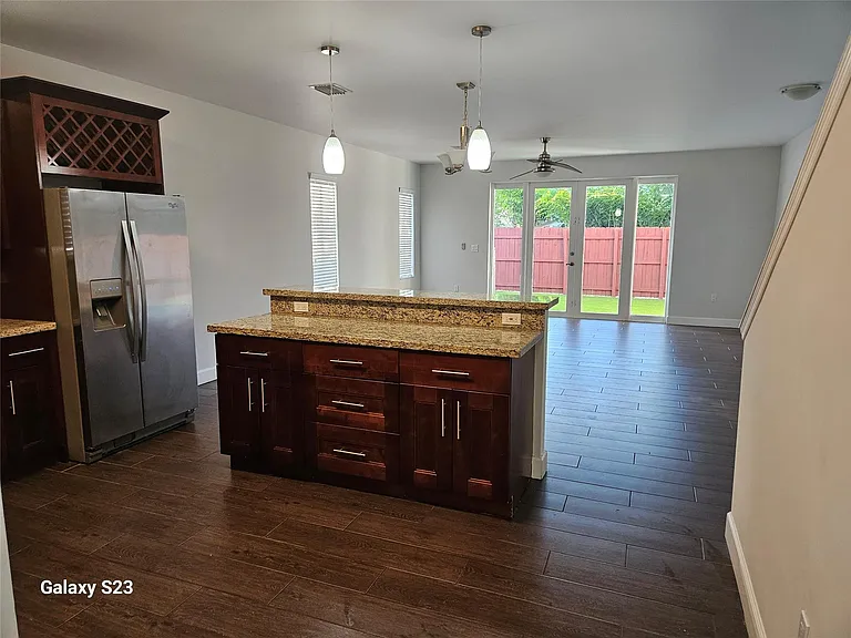 323 SW 11th St — Photo 8