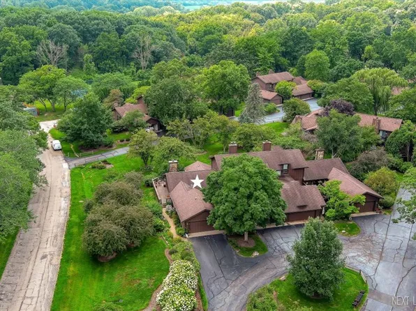 42W399 Hawthorne Ct, St Charles, IL 60175