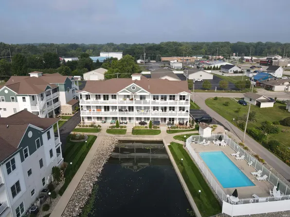 1300 S Harkless Dr APT B4, Syracuse, IN 46567