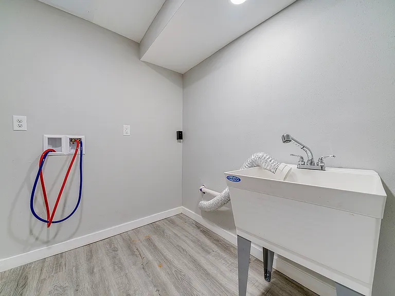 112 Liverpool Dr SE — Photo 30