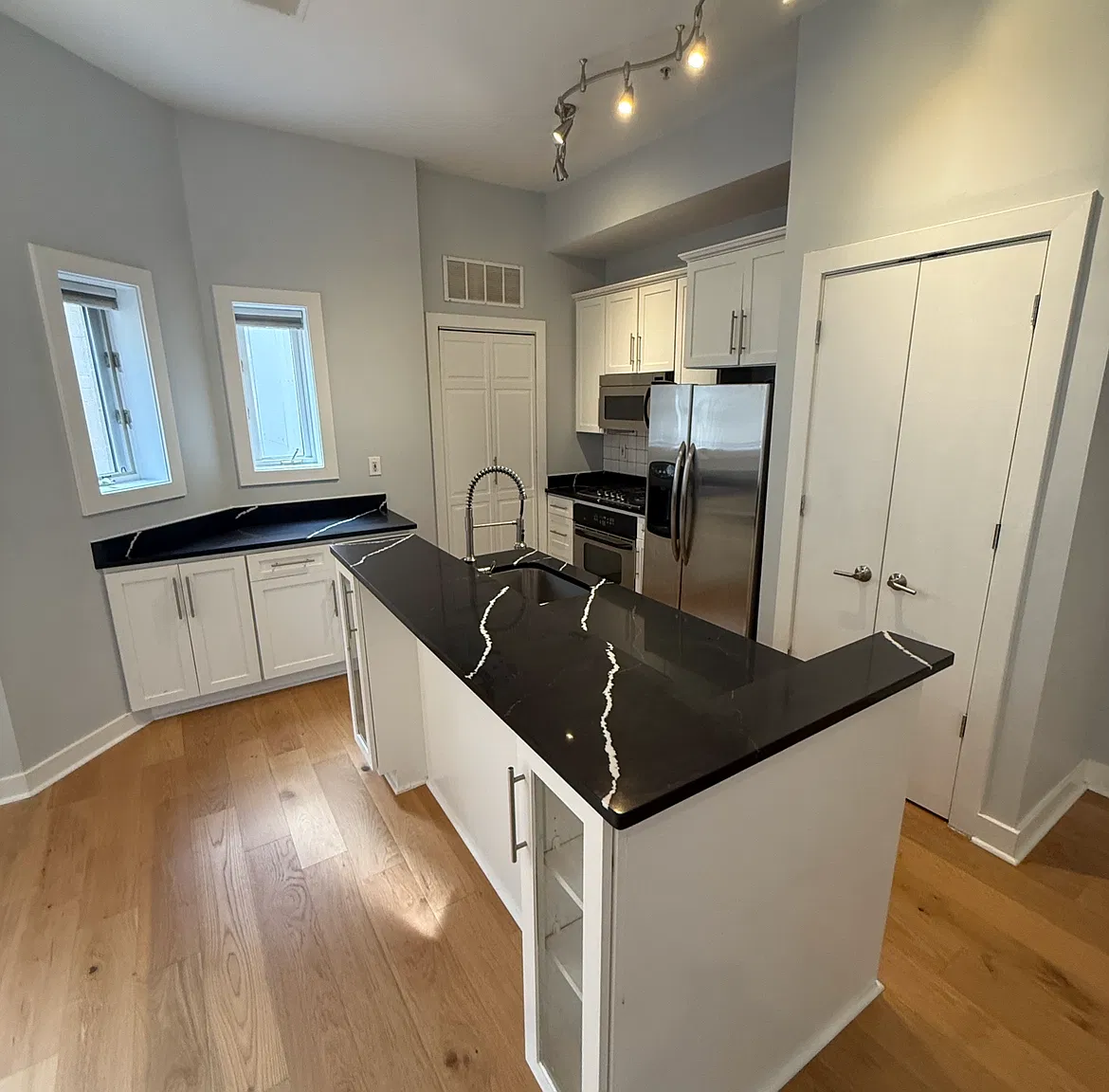 2 bed, 985 sqft, $4,200 — Photo 1