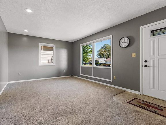 4th image of 909 S 10th Ave