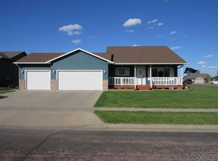 900 Honeysuckle Dr, Harrisburg, SD 57032