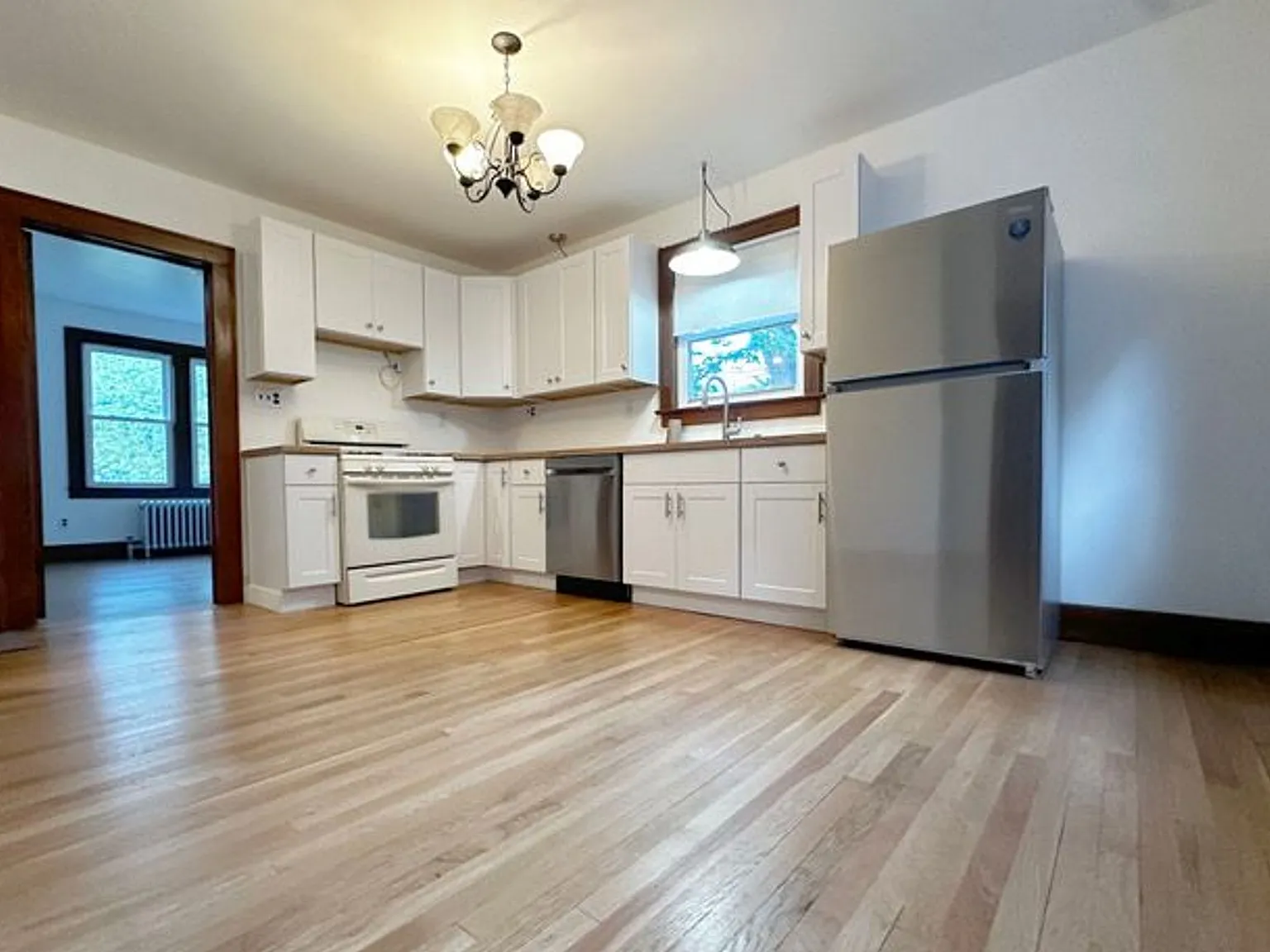 3 bed, 1.5 bath, 2024 sqft, $3,800 — Photo 3