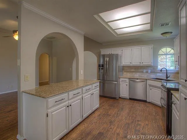 1112 N Willow Ave N — Photo 4