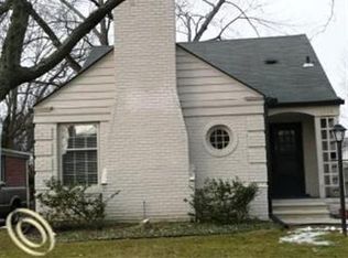 1330 Hampton Rd, Grosse Pointe Woods, MI 48236