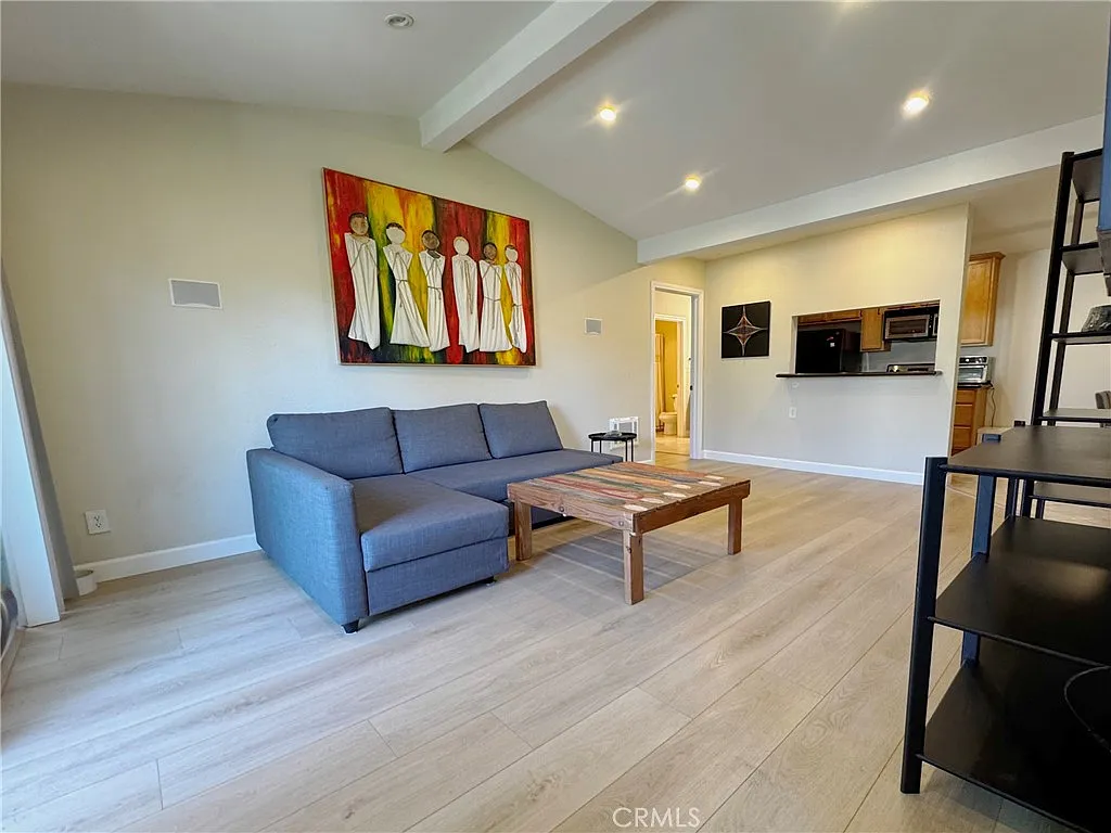 1 bed, 696 sqft, $2,100 — Photo 2