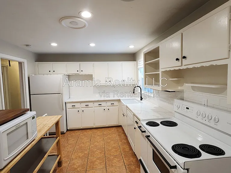1032 Homewood Ct — Photo 2