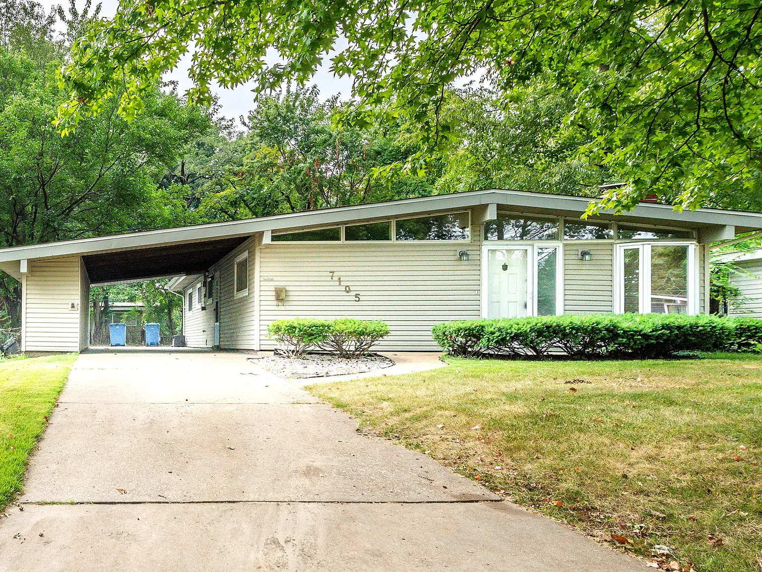 3 bed, 1176 sqft, $1,275 — Photo 1