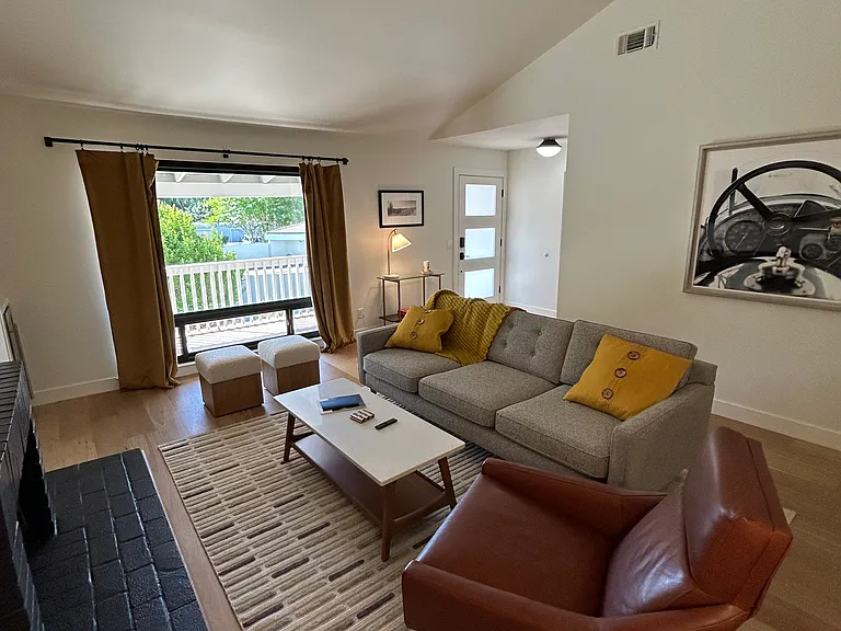 1082 Mariposa Ln — Photo 11