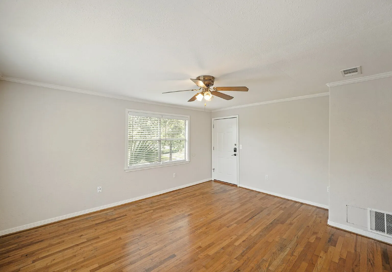 1539 Hawthorne St — Photo 4