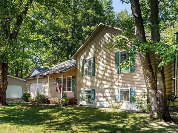 10350 Gray Fox Dr, Interlochen, MI 49643