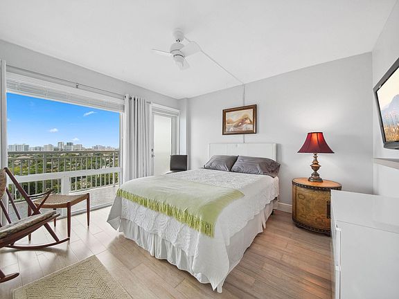 4th image of 2611 N Riverside Drive #1106