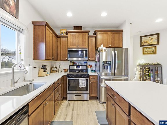 5th image of 901 Riley Dr NE