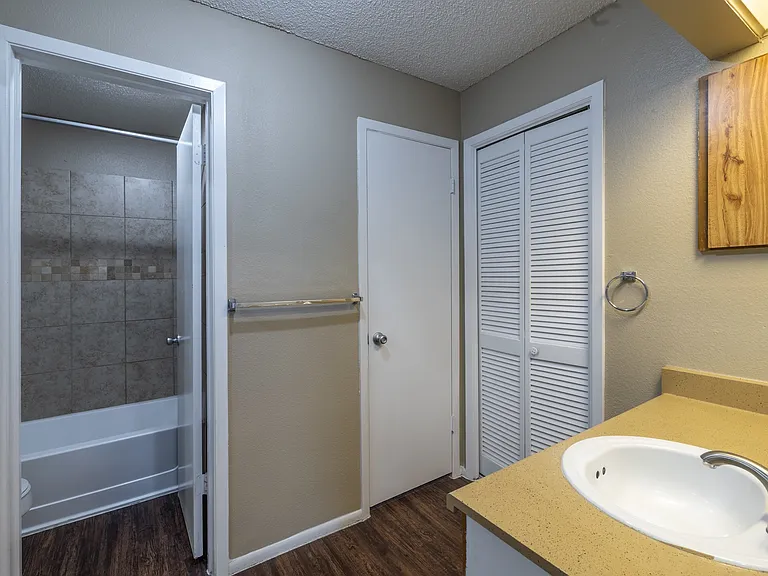Sutton House Apartments — Photo 34