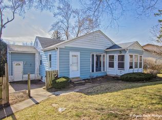 305 E Burnett Rd, Island Lake, IL 60042