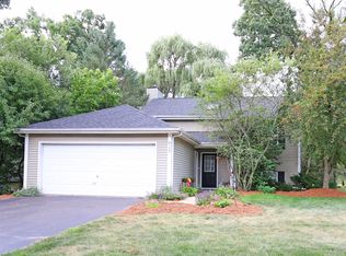 929 Victoria Dr, Island Lake, IL 60042