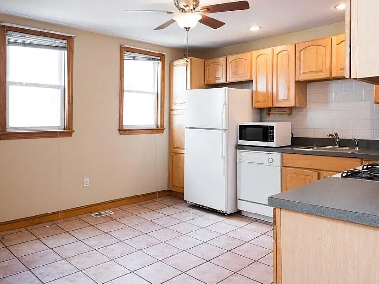 2 bed, 1008 sqft, $4,000 — Photo 2