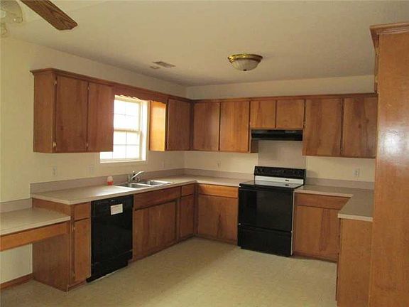 3rd image of 533 Evergreen Cir