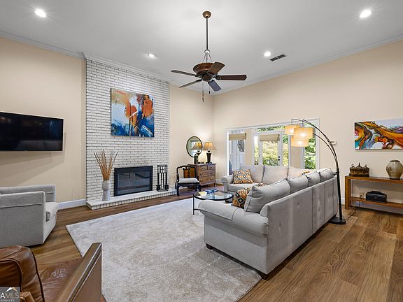 5th image of 216 Ashford Cir