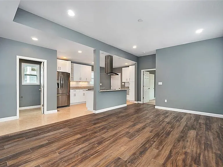 313 W 36th St — Photo 5