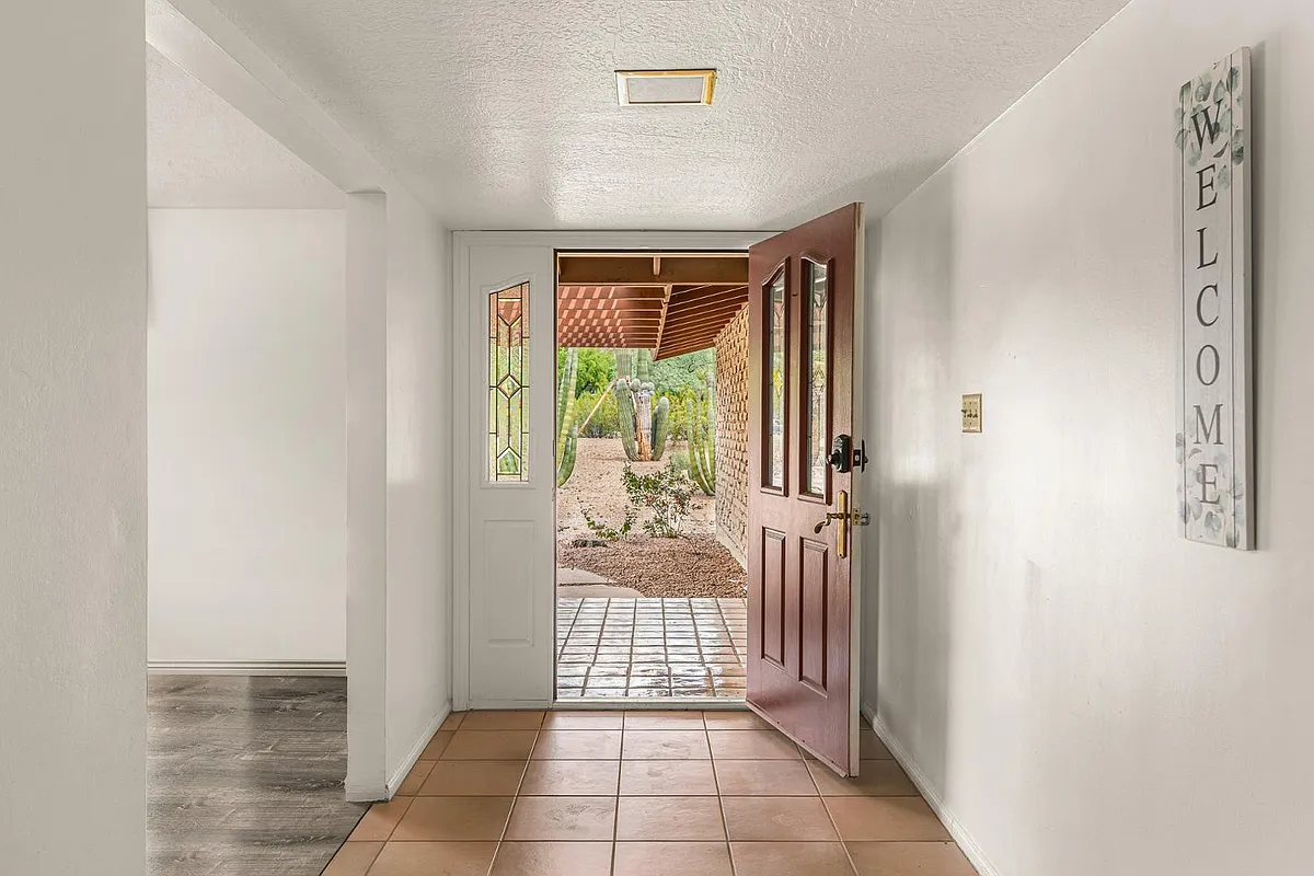 Building Photo - 5901 E Cactus Wren Rd