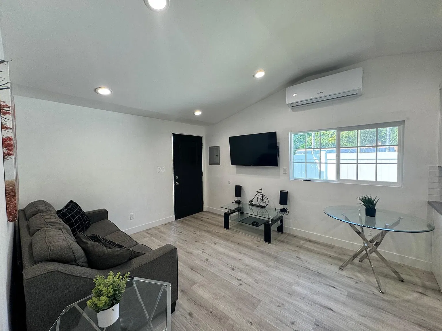 1 bed, 400 sqft, $2,200 — Photo 3