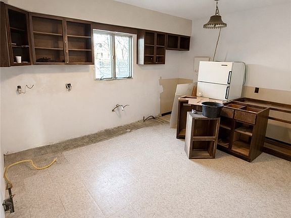 4th image of 1025 Kenneth Ave