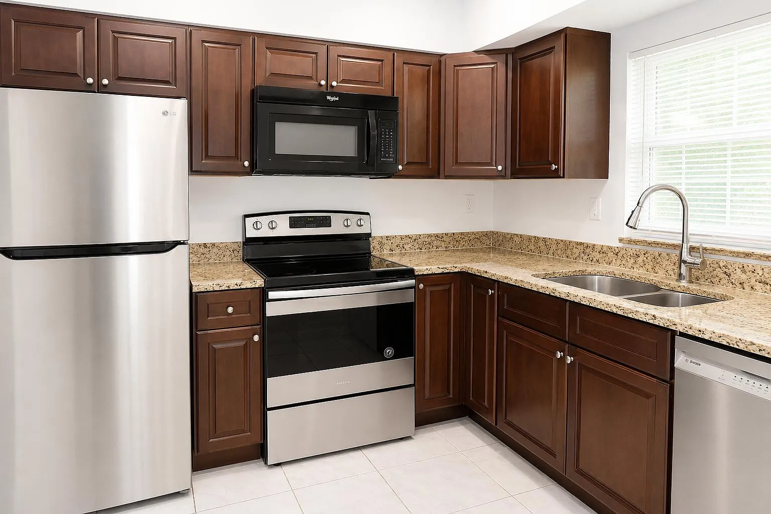 3 bed, 2.0 bath, 1237 sqft, $3,800 — Photo 3