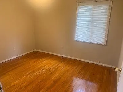 1411 Greenbrier Dr — Photo 7