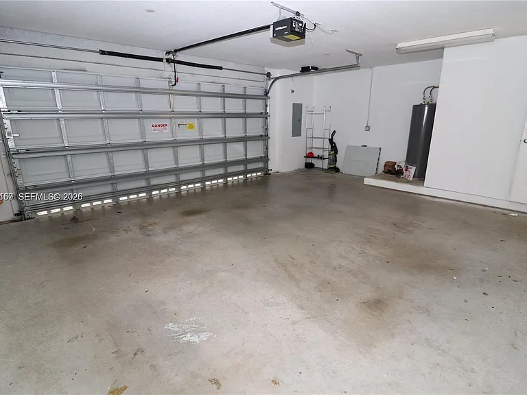 609 NE 28th St #1 — Photo 24