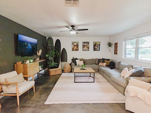 4th image of 405 S Valcik Dr