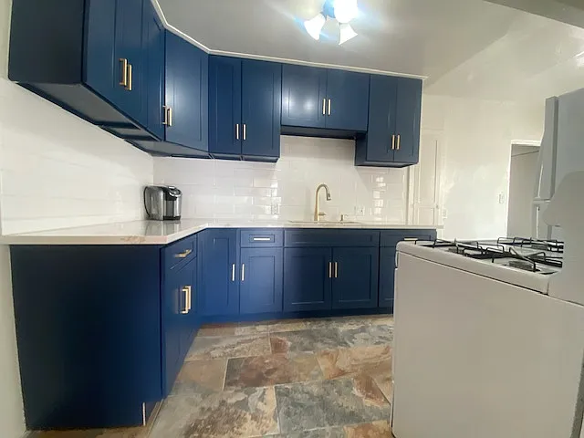 2338 N Cahuenga Blvd — Photo 16