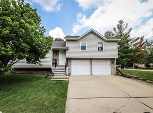 820 Robert Dr, Maryville, IL
