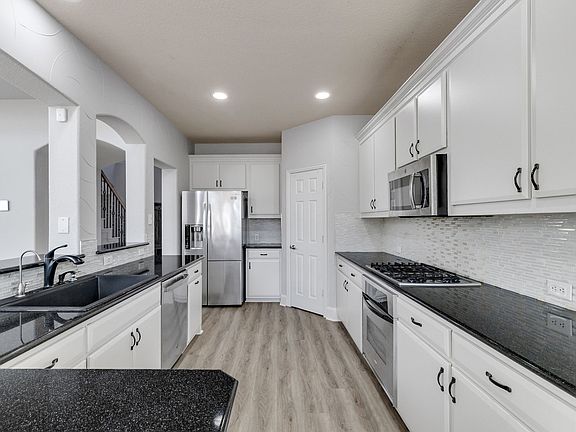 4th image of 5629 Hampshire Dr