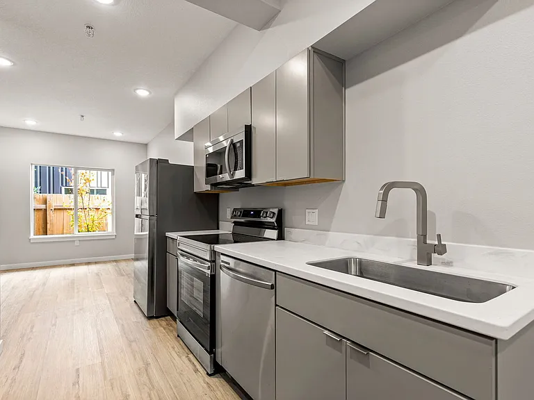 7150 N Greenwich Ave #6 — Photo 4