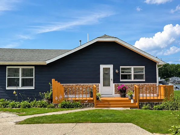 1614 River Terrace Dr, Johnsburg, IL 60051