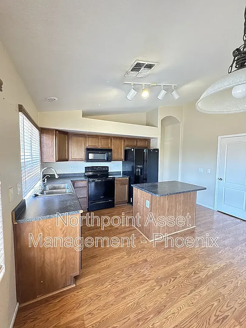3-Bedroom,2 Bath Single Family for Rent in Goodyear,AZ | 2 Car Garage & Modern Kitchen — Photo 4