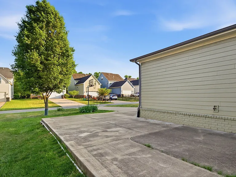 623 Streamside Ln — Photo 40