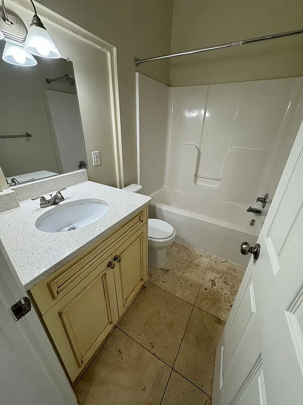 1 bed, 1.0 bath, $995 — Photo 4