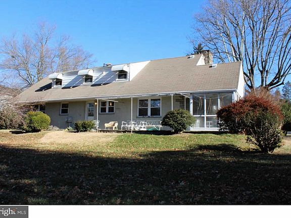 3rd image of 511 W Country Club Ln