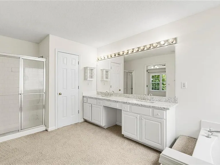 490 Chippenham Ct — Photo 24