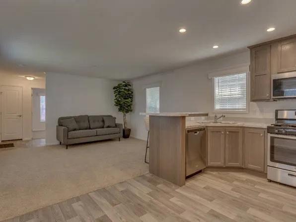 258 Kingsway Dr, North Mankato, MN 56003