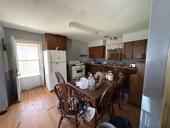 4th image of 204 Sako Dr