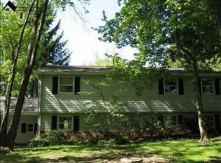 8190 Bainbridge Rd, Chagrin Falls, OH 44023