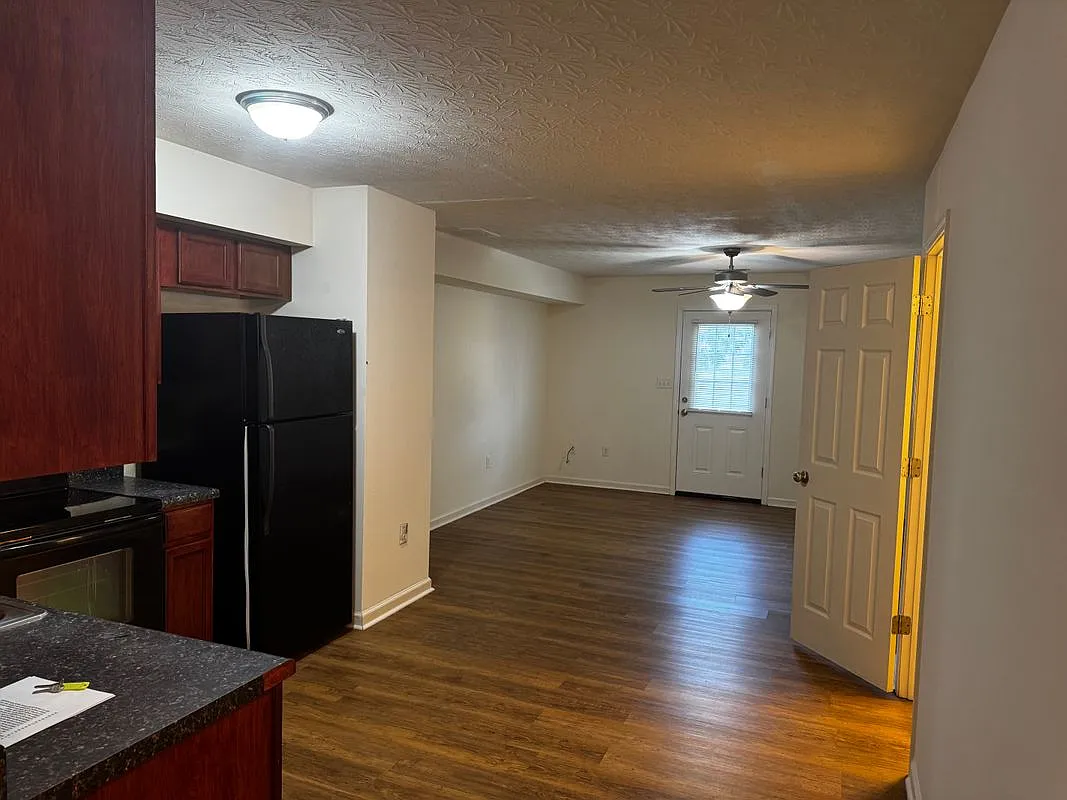 2 bed, 1.5 bath, 1058 sqft, $1,150 — Photo 3