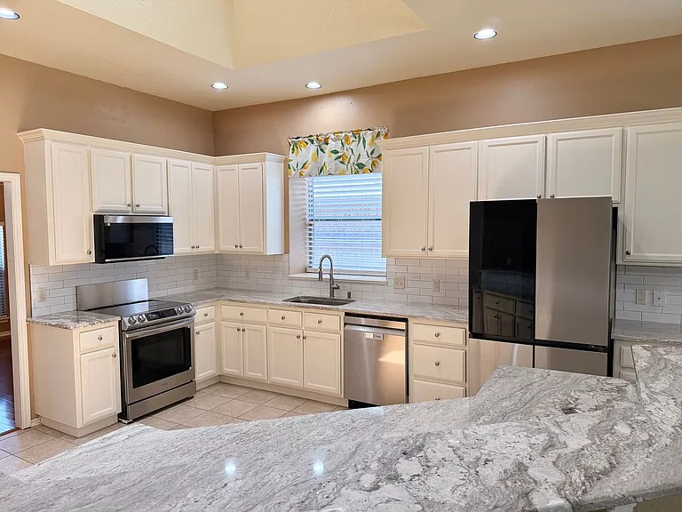 613 Oak Creek Dr — Photo 5