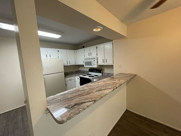 5th image of 902 Chestnut Hill Dr APT C