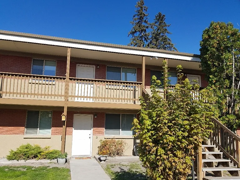 222 10th Ave W — Photo 1